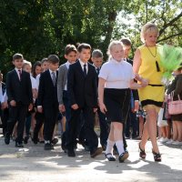 С букетами наперевес, весело позвякивая кандалами, ученики вернулись в родные школы..:-)
