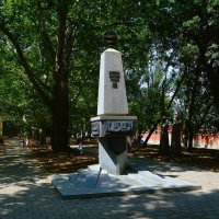 Феодосия. Памятник Витязям морских глубин. :: Пётр Чернега