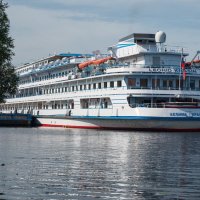 Река Волга.Теплоход "Леонид Красин". :: Виктор Евстратов Река Волга.Теплоход "Леонид Красин". :: Виктор Евстратов