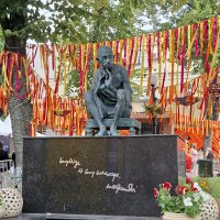 Скульптура Махатмы Ганди в посольстве Индии в Москве.