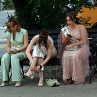Последний звонок отзвучал - босоножки можно скинуть