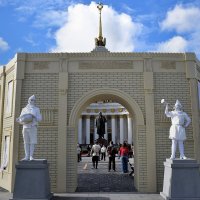 Живые "статуи" пригашают заглянуть в московский двор 50-х годов.