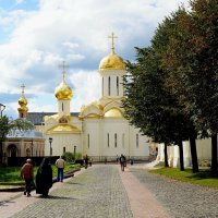 Дорога к храму в самом Сергиевом Посаде.