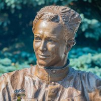 памятник "Аркадию Гайдару и тимуровцам". город Курск