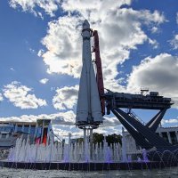 Ракета Восток и фонтан