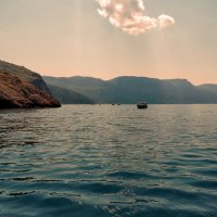 На море