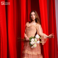 Фотосессия в студии: портрет девушки в платье с красной тканью и цветами в Москве