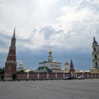 У монастыря