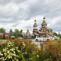 Храм в осенний день .