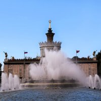 Фонтан "Каменный цветок" под ветром: танец воды и свободы.
