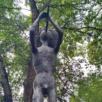 А рядом мальчик играет на свирели