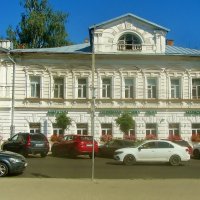 ..каменный старинный особняк в центральной части Костромы..