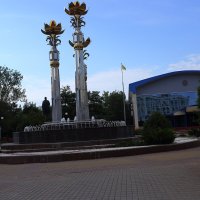 Ленин в центре города :: Юрий Гайворонскiий Ленин в центре города :: Юрий Гайворонскiий