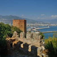 Аланья. Красная башня, порт и зубцы крепости.