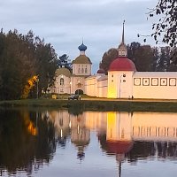 Вечерний монастырь на пруду