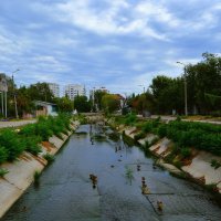 Феодосия. Река Байбуга пасмурным летним днём.