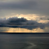 Туча, море и немножно солнца :: Oleg S