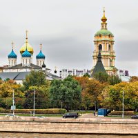 Купола Новоспасского монастыря в Москве.