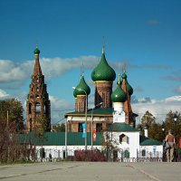 Осеннее солнце улыбку храму шлёт...
