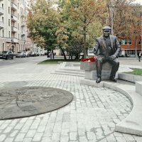 в Москве открыли памятник экс-мэру Юрию Лужкову