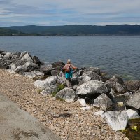 По старой каменной дороге Проходят тысячи людей.
