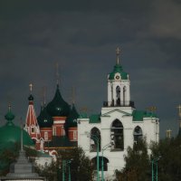 Осенняя гроза над храмом назревает