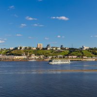 Теплоход на реке