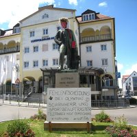 Памятник Трампу в городе Фюссен, Германия.