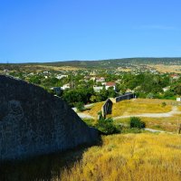 Феодосия. У стены генуэзской крепости Кафа летним утром.