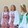 Хорошие девчата, заветные подруги, Приветливые лица, огоньки весёлых глаз!. :: Михаил К