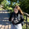 Девушка настраивает фотоаппарат :: Александр Синдерёв
