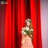 Портретная фотосессия девушки в студии: позы с цветочным венком и красной тканью на белой циклораме :: Александр ALDemch Демченко