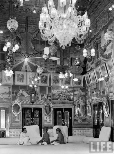 Богатейший ростовщик Индии Bhanwar Rampuria отдыхает в собственном доме с братьями Богатейший ростовщик Индии Bhanwar Rampuria отдыхает в собственном доме с братьями