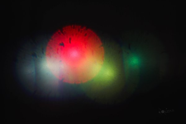 Оптический эксперимент в ночном городе Железнодорожный