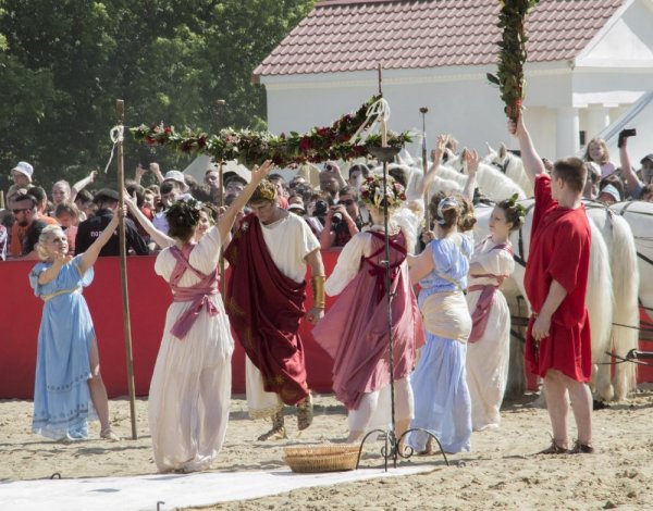 Прохождение триумфатора через импровизированную триумфальную арку Прохождение триумфатора через импровизированную триумфальную арку