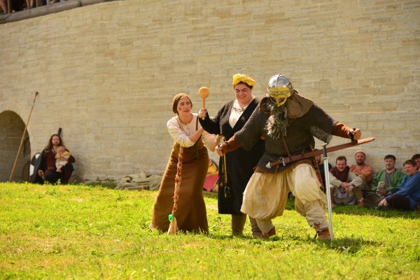 7 - позвала Бабка Внучку