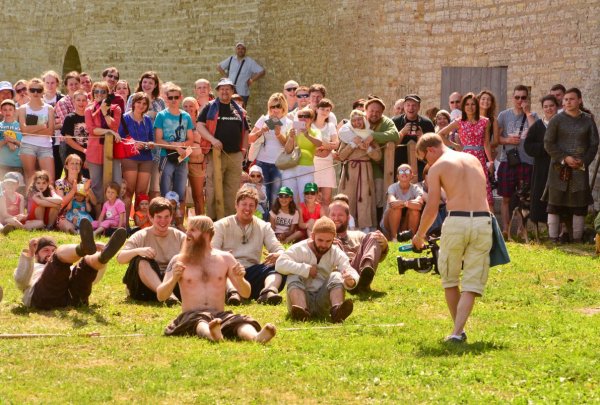 кто первый допрыгал тот и .... мягче всех )))