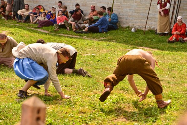 повизгивает, похрюкивает и тем самым пытается дать понять им где он