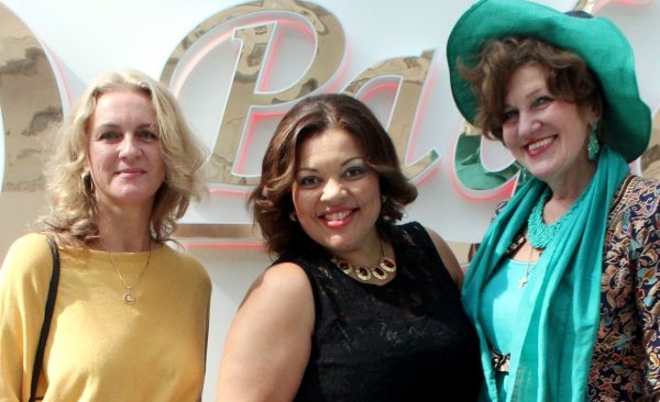 Маргарита Майская, певица Виктория Пьер-Мари, Лидия Соколова-Сербская на открытии XIII Международной выставки - CHAPEAU-2015. Маргарита Майская, певица Виктория Пьер-Мари, Лидия Соколова-Сербская на открытии XIII Международной выставки - CHAPEAU-2015.