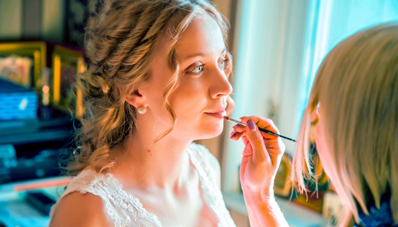 невеста красит губки невеста красит губки