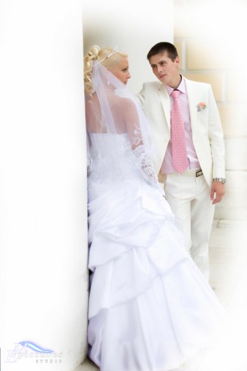 молодожены у колонн молодожены у колонн