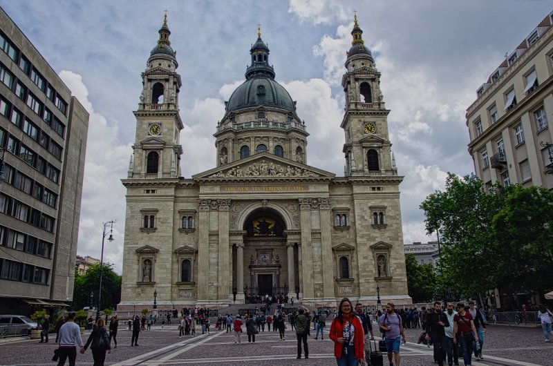 Базилика Святого Стефана 2019г  Базилика Святого Иштвана Собор в Будапеште Католический собор в Будапеште, крупнейший храм столицы Венгрии. Будапештская базилика - сокафедральный собор архиепархии Эстергома-Будапешта вместе с базиликой Святого Адальбе