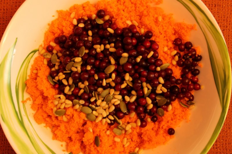 Фото 3 / ягоды на тертой моркови - вид сверху