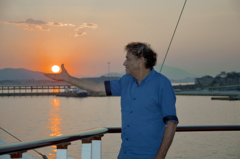 Я вам солнце  возращаю  что бы  утро было прекрасное