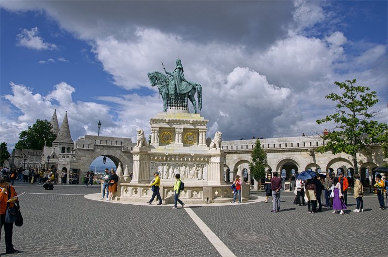 Статуя святого Стефана Кинга в городе Будапешт, Венгрия