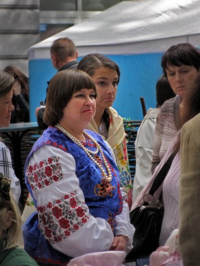 Стоят девчонки, стоят в сторонке