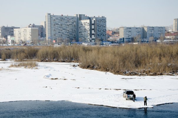 Пока город работает, мужики ловят рыбку