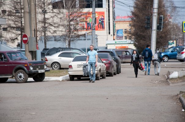 фотографирование по экспонометру на дисплее, фотоаппарат на уровне живота)