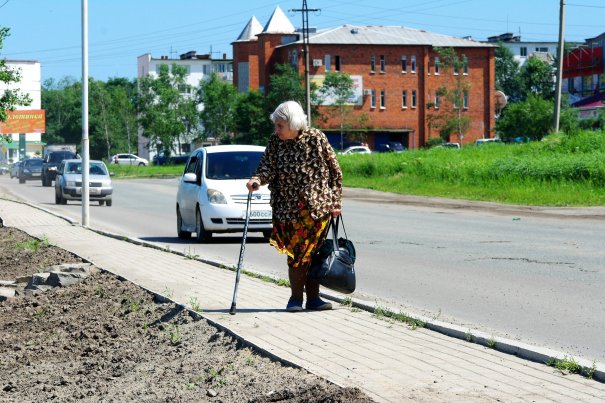SAM_6608 Прогулка одинокой бабушки вдоль дороги.
