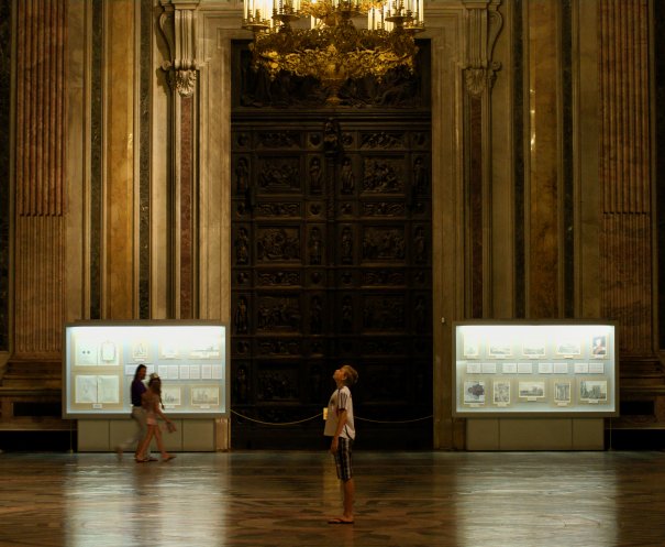 мальчик смотрящий в купол собора